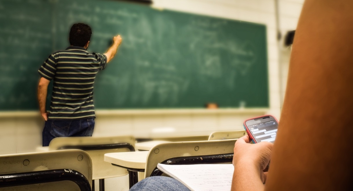 The negative effect of multitasking on online and in-person classes